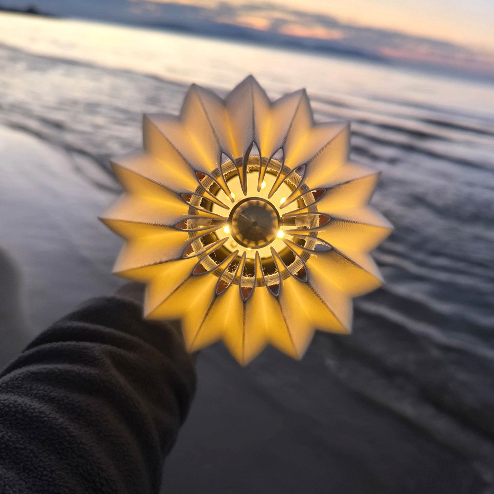 Parlak Gold Kaplama Pilli Masa Lambası – Pileli Krem Şapka